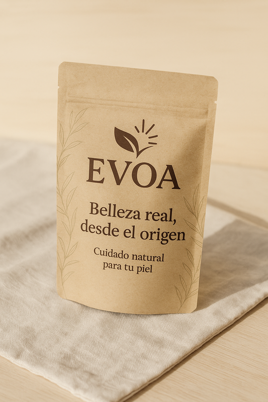 Imagen estética de packaging EVOA sobre lino o madera clara, con luz natural y composición minimalista